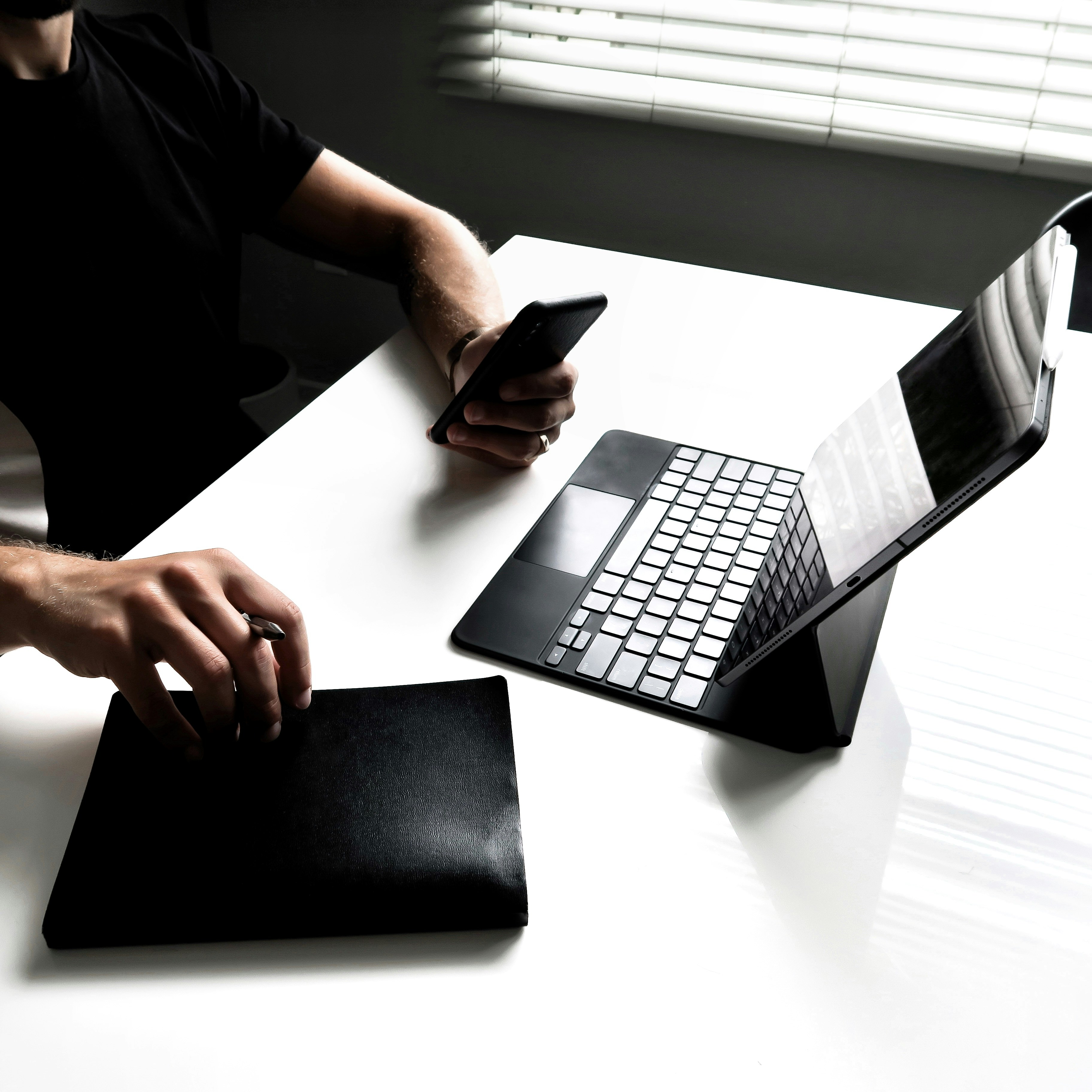 Empresário trabalhando com laptop e celular na construção do plano