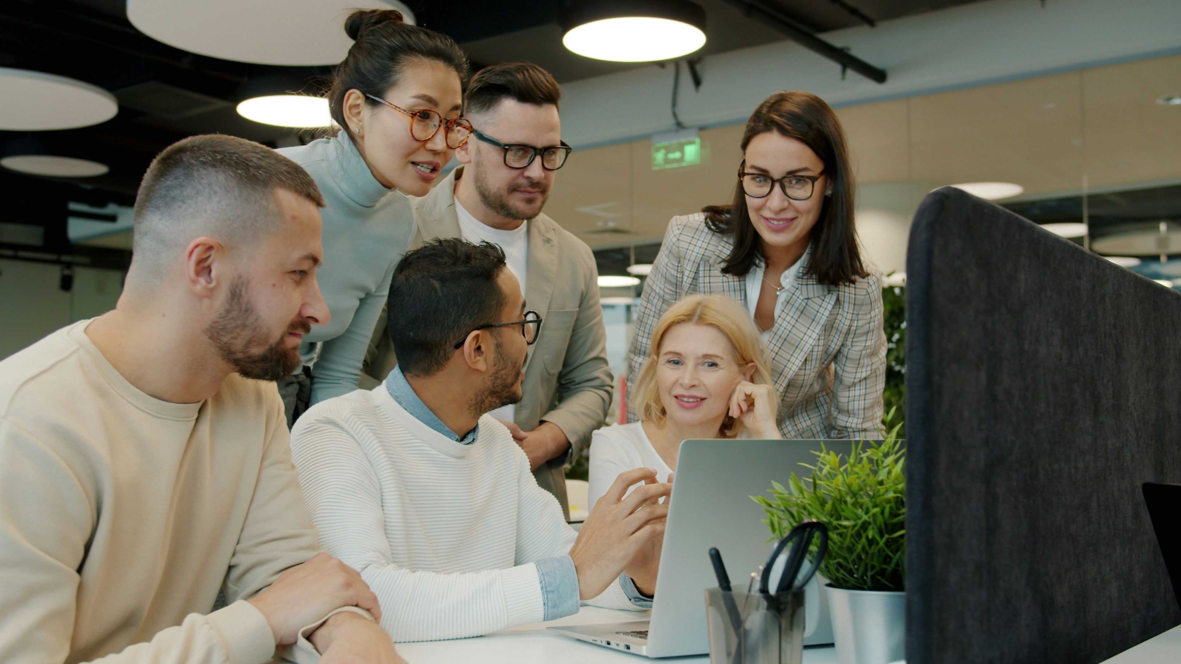Equipe comercial revisando estratégia de vendas