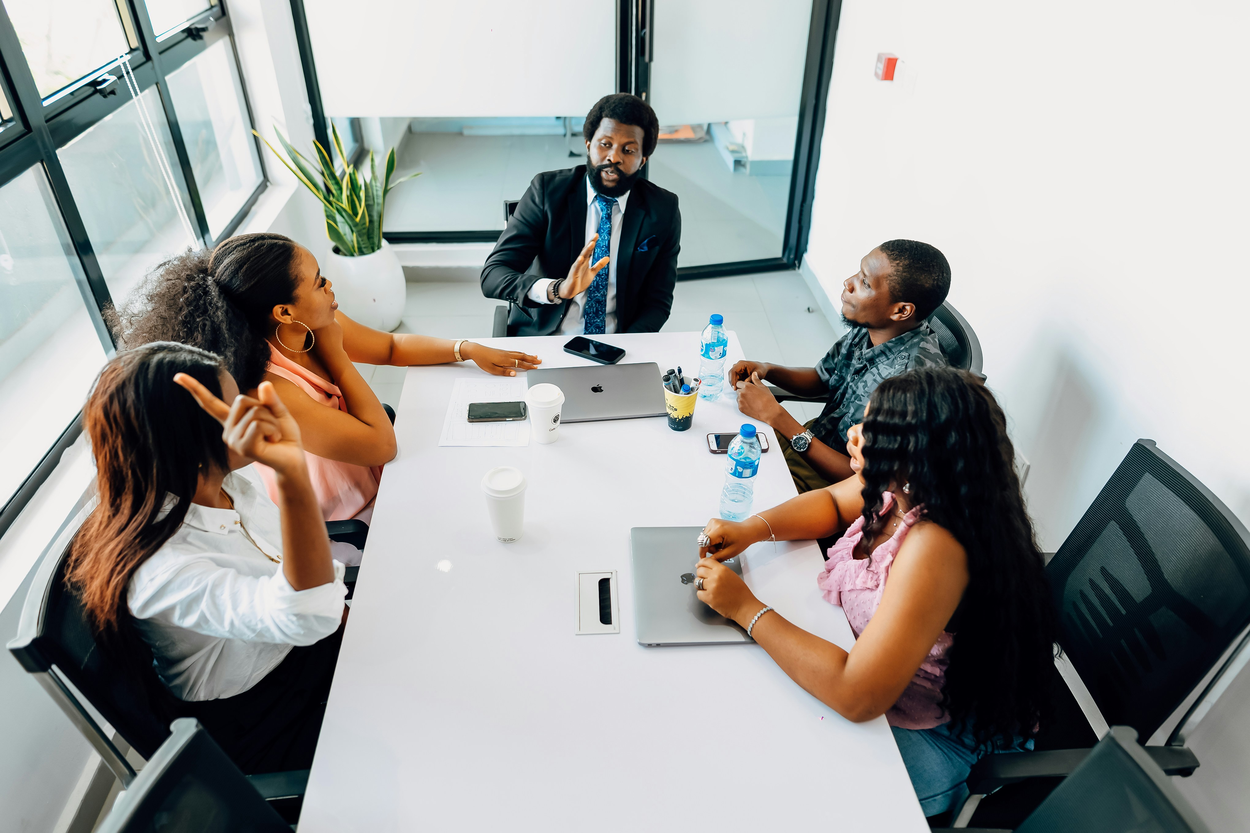 Reunião de equipe comercial discutindo estratégia